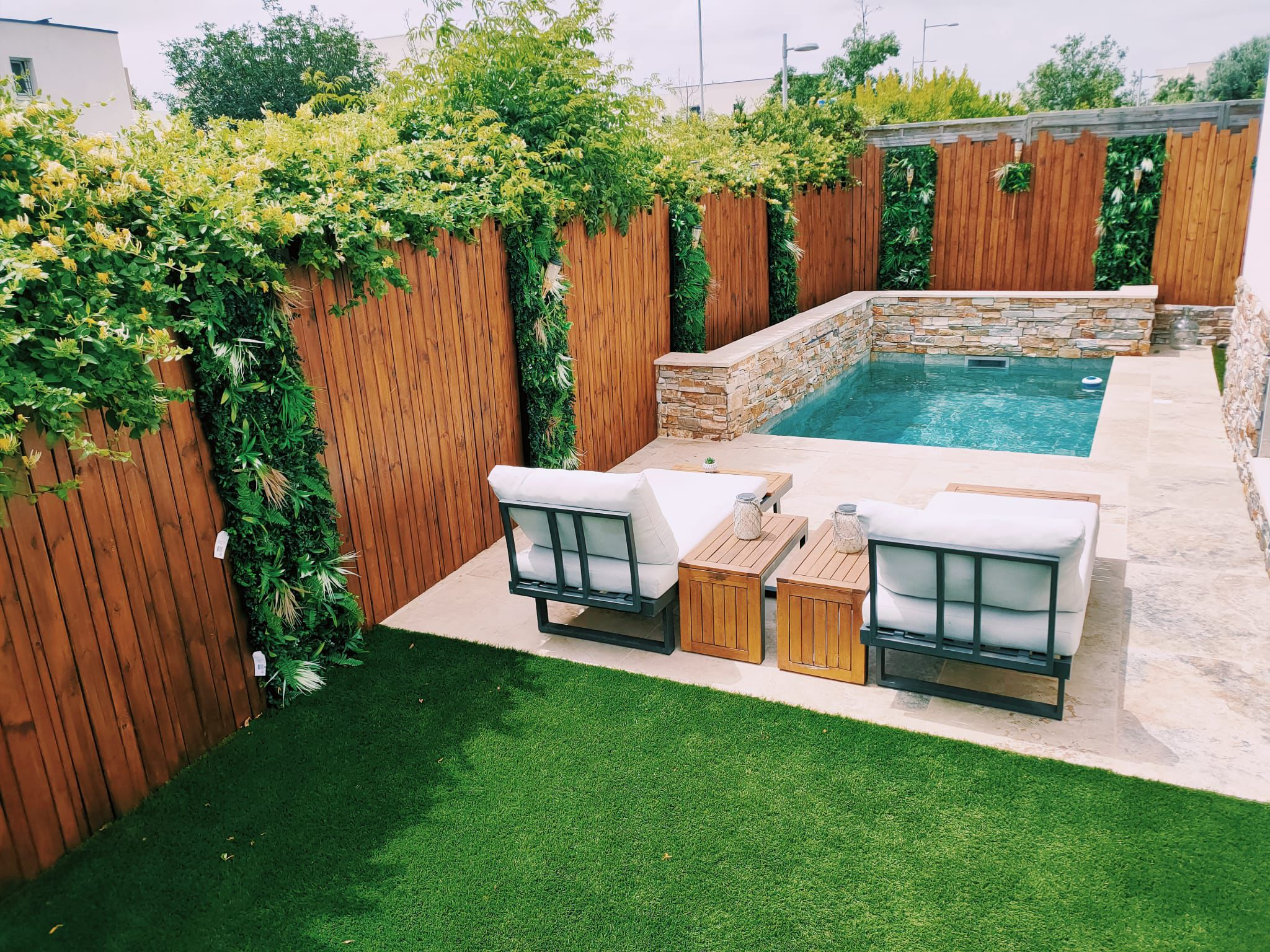 Pisicne 10m² en béton avec lame d'eau et carrelage bali