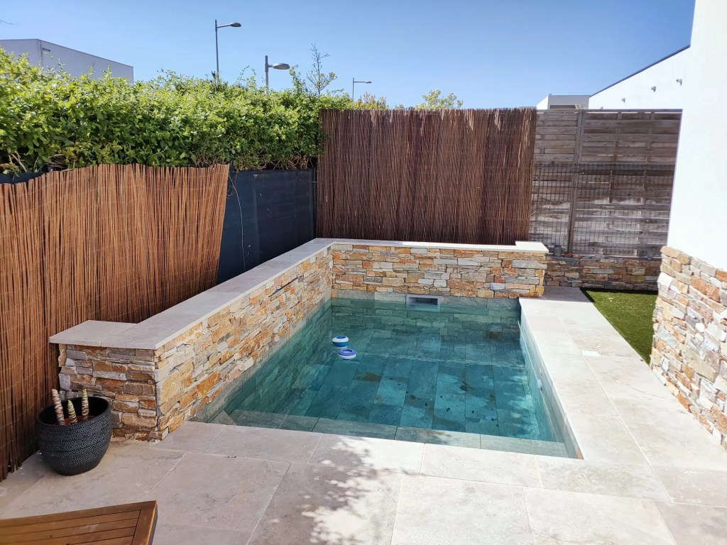 piscine 10m² avec lame d'eau, banquette et lame d'eau