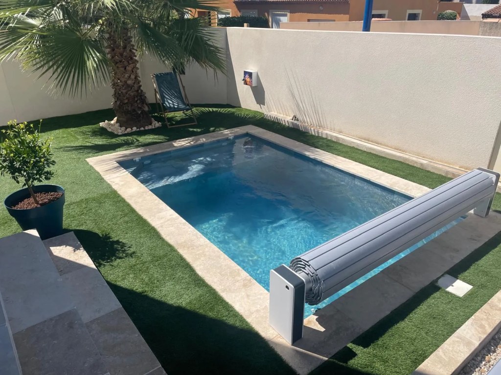 piscine 10m² avec volet roulant electirque et banquette de détente